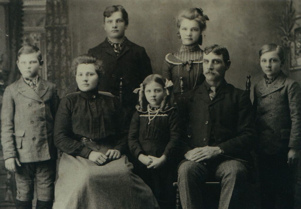 Pic of George & Nellie Holman Family